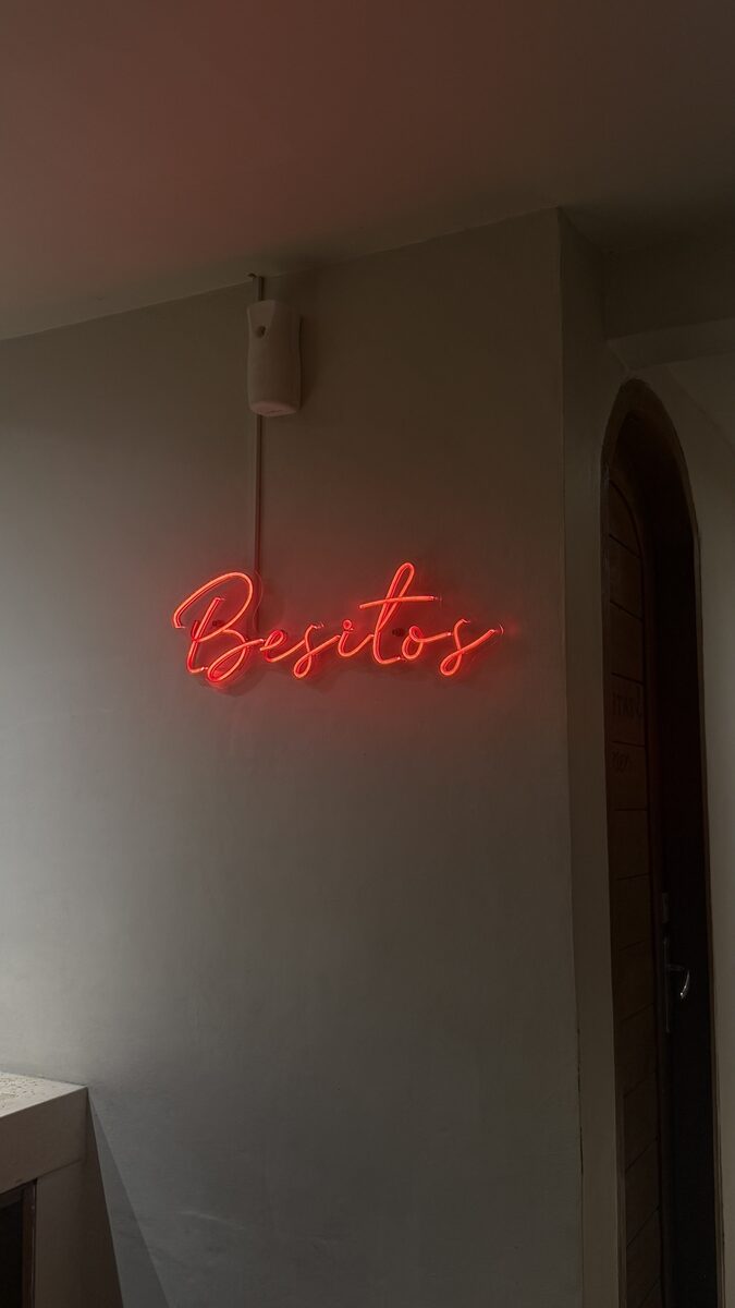 Neón Besitos del estudio